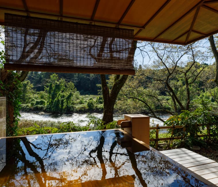 金沢犀川温泉の客室露天風呂からの犀川の風景