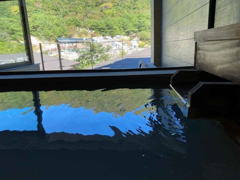 Mt.Resort 雲仙九州ホテルの温泉から雲仙地獄谷を見る