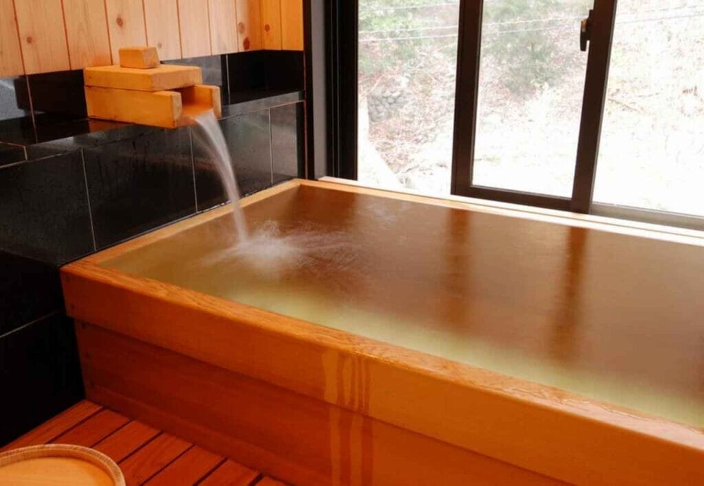 Onsen Ryokan 山喜の客室のビューバス温泉
